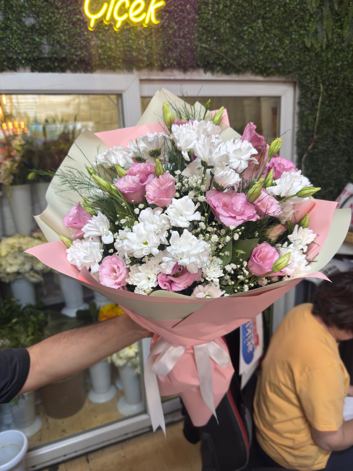 beyaz-papaptya-pembe-lisyantus-mevsim-buketi-34