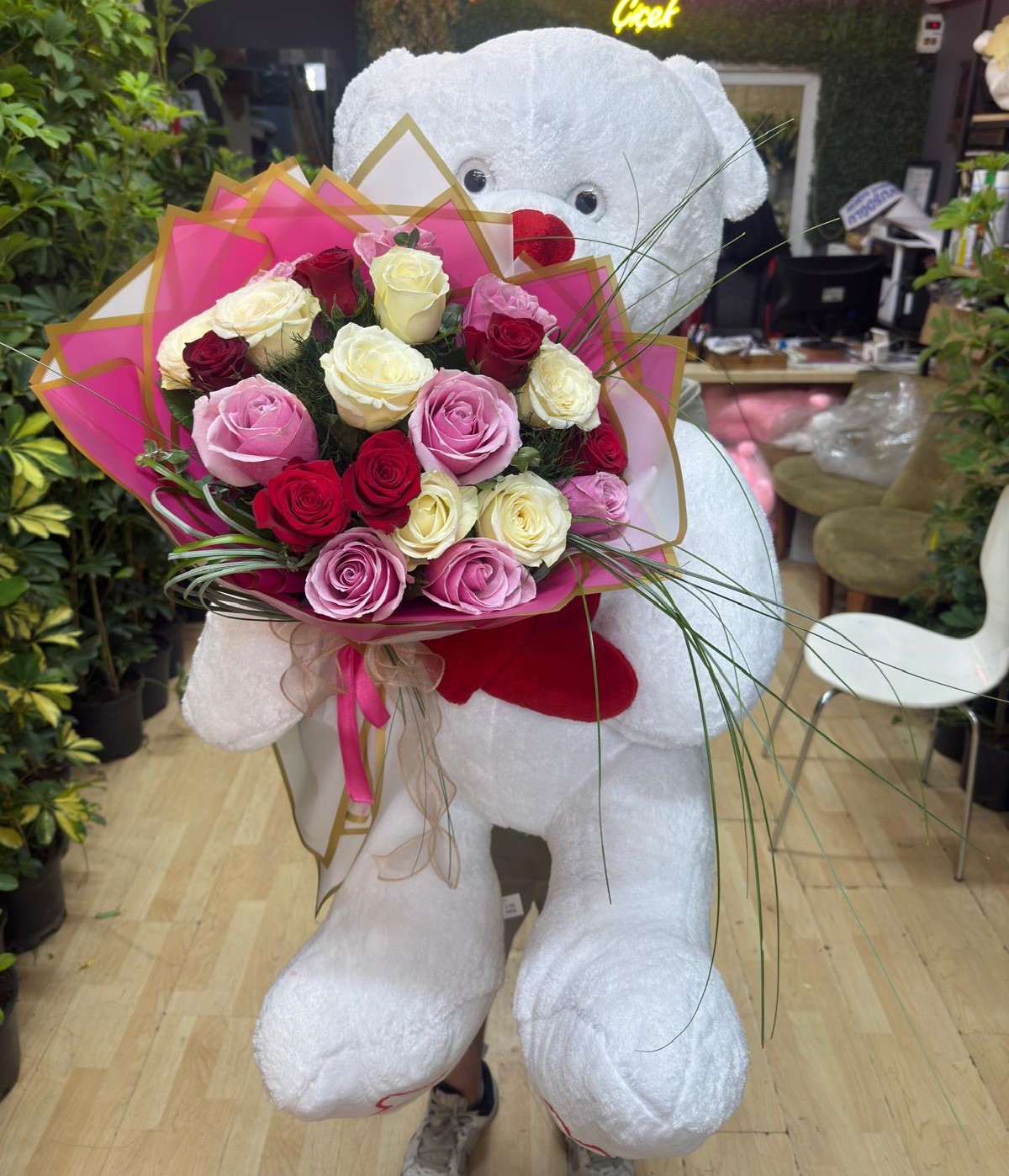 renkli-gullerden-olusan-sevimli-ayicik-buketi-16