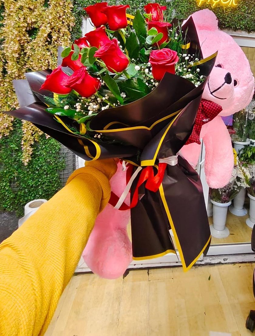 11-kirmizi-gul-tutan-sevimli-ayicik-buketi-08