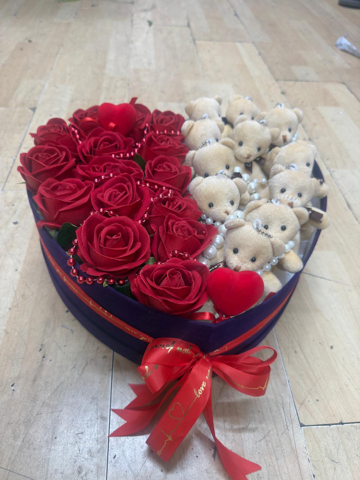 kalpli-kutunun-icinde-yapay-kirmizi-gul-pelus-ayi-arajmani-23