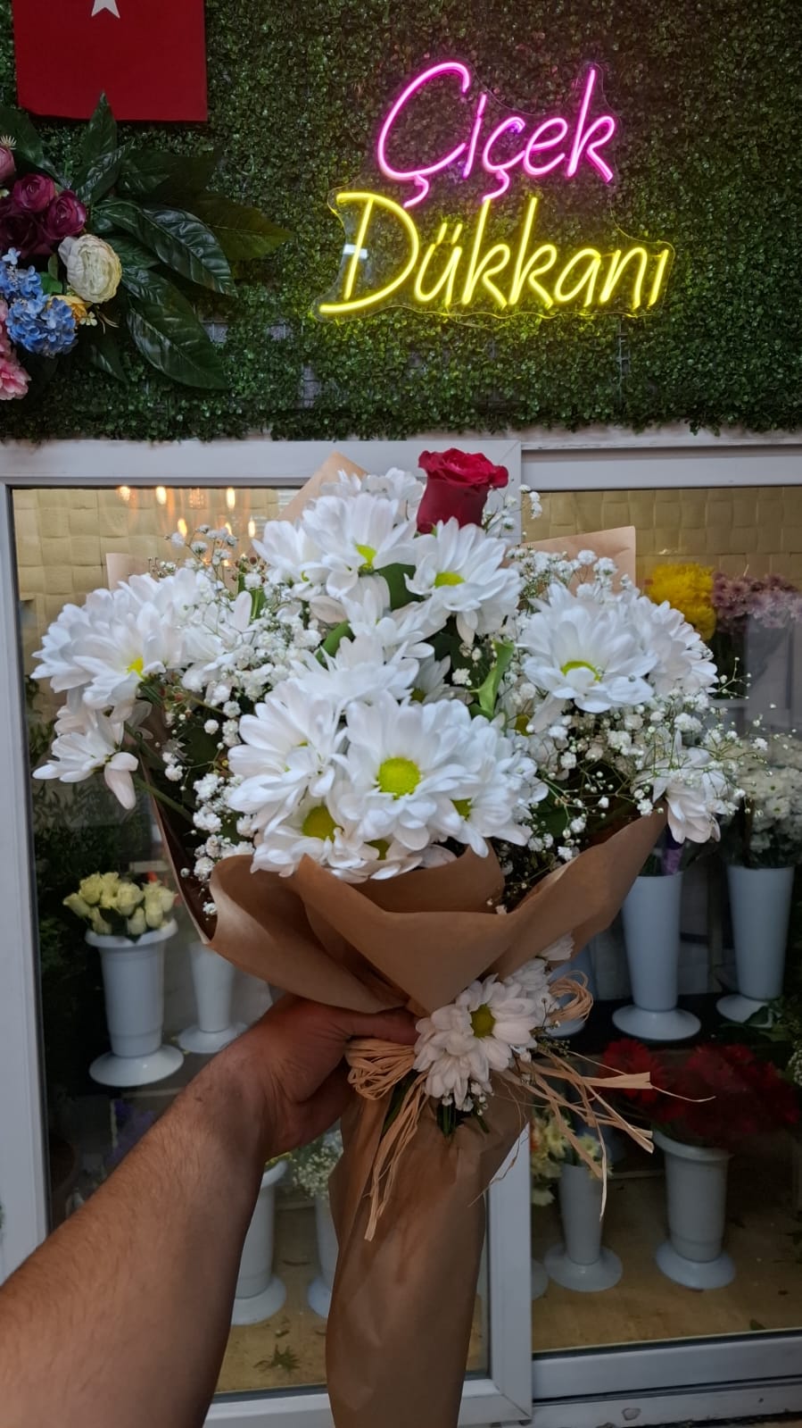 tek-kirmizi-gullu-beyaz-papatya-buketi-02